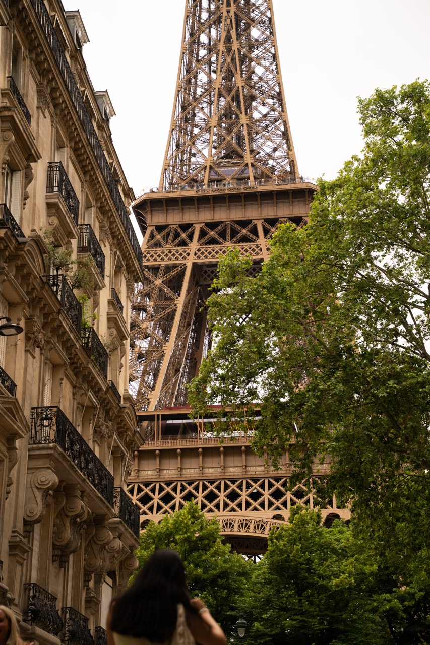 Vue de la Tour Eiffel depuis une rue du 7e arrondissement de Paris