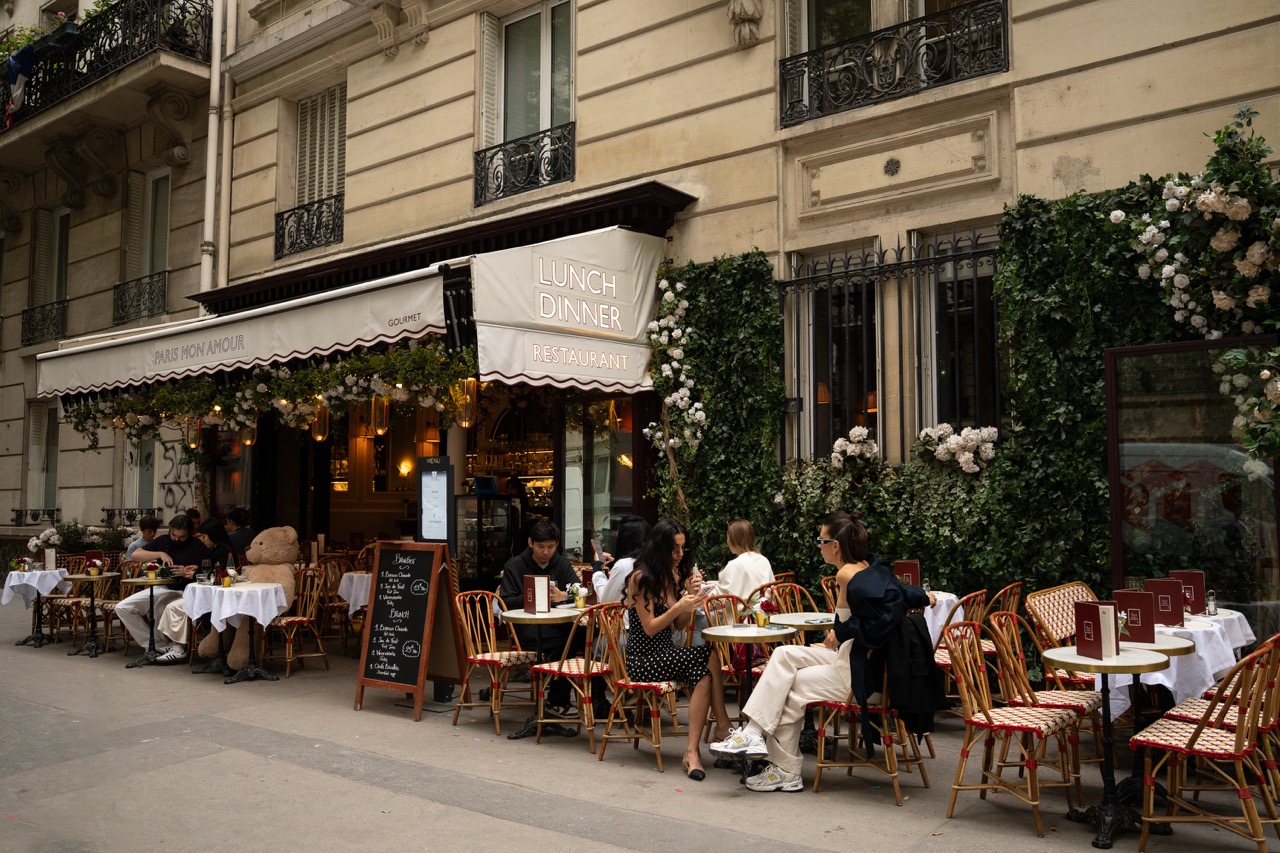 Terrasse animée du restaurant Paris Mon Amour au 14 avenue de la Bourdonnais