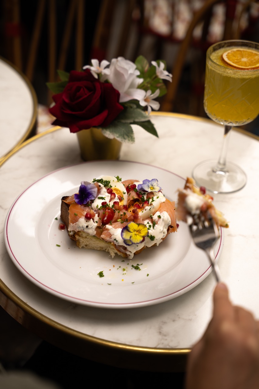 Toast au saumon fumé et fleurs comestibles accompagné d’un cocktail