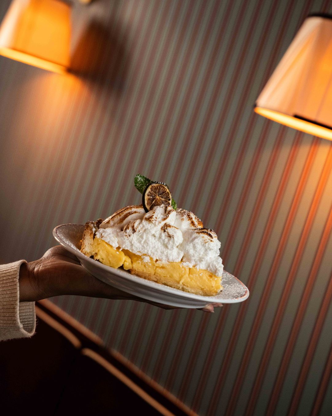 Part de tarte au citron meringuée servie au restaurant