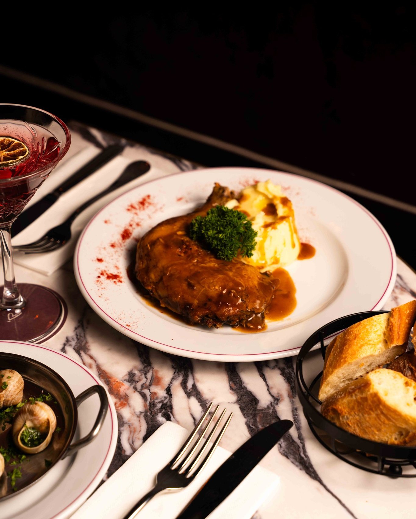 Volaille rôtie et purée servies avec un cocktail rouge