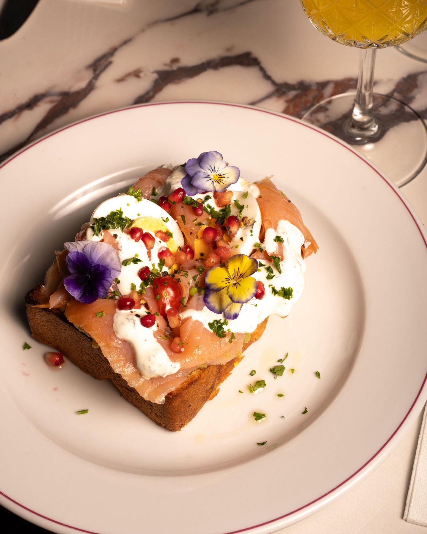 Toast au saumon fumé, œufs et fleurs comestibles